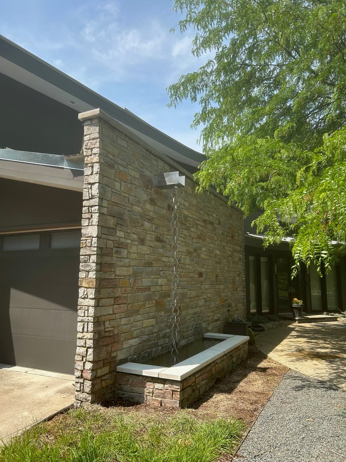 Stone veneer wall